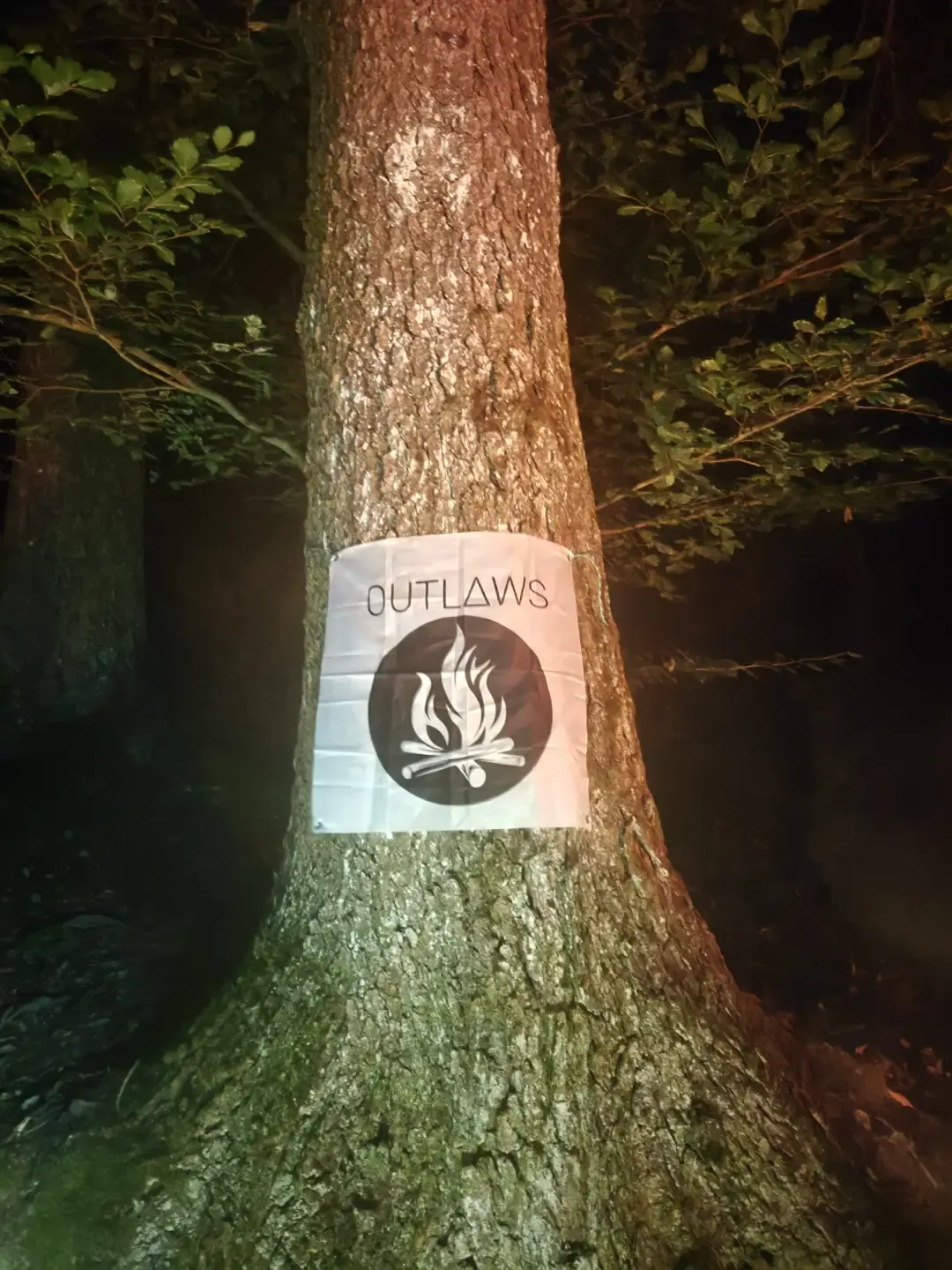 Bandiera OUTLAWS su un albero del Campo