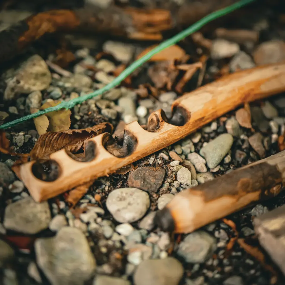 Kit per l'accensione a frizione con archetto, su sassi di torrente