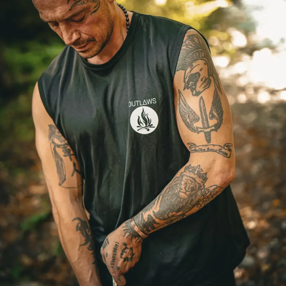 Il Brigante con la canotta OUTLAWS nel bosco