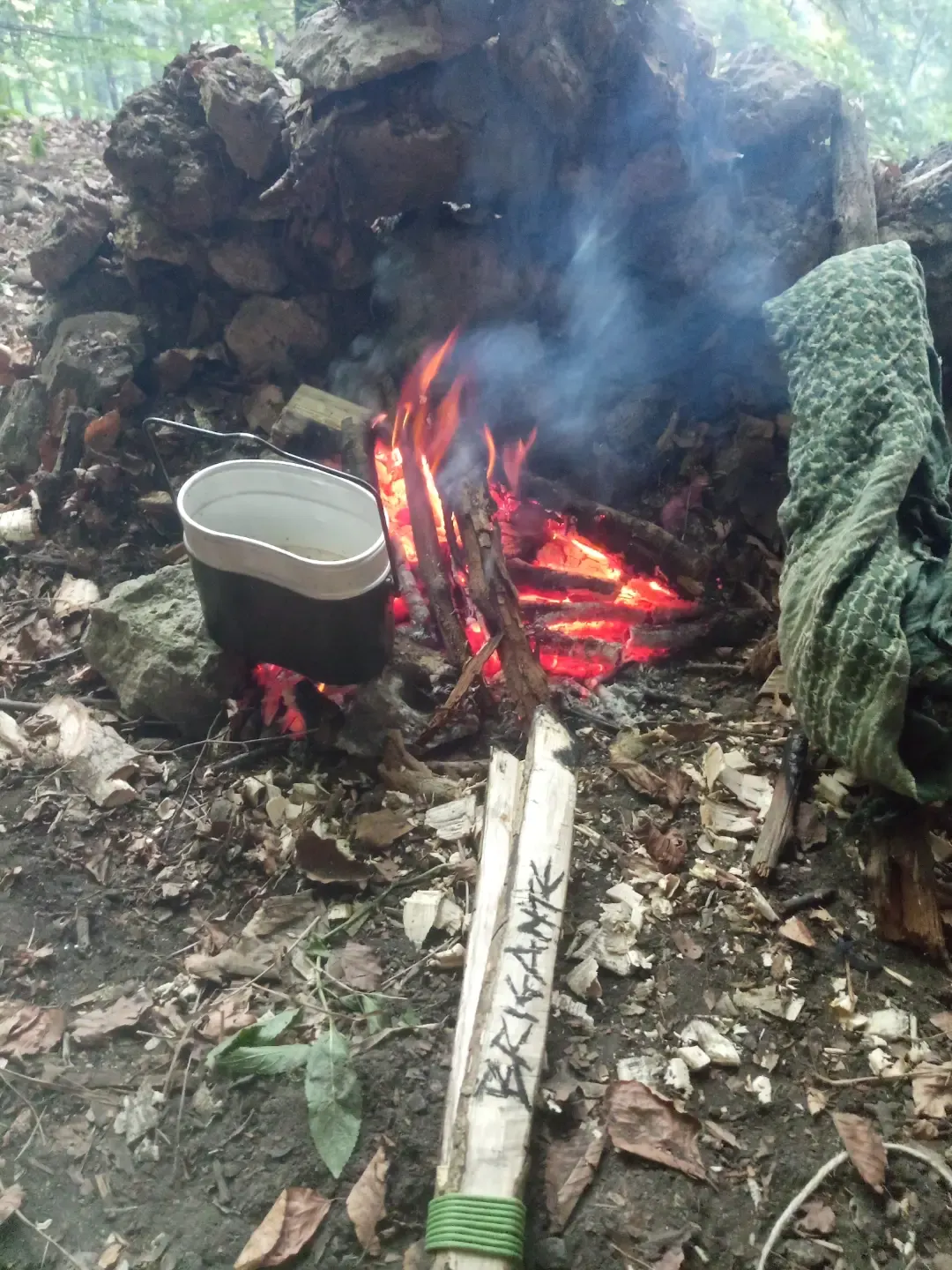 Pentolino sul fuoco acceso nel bosco
