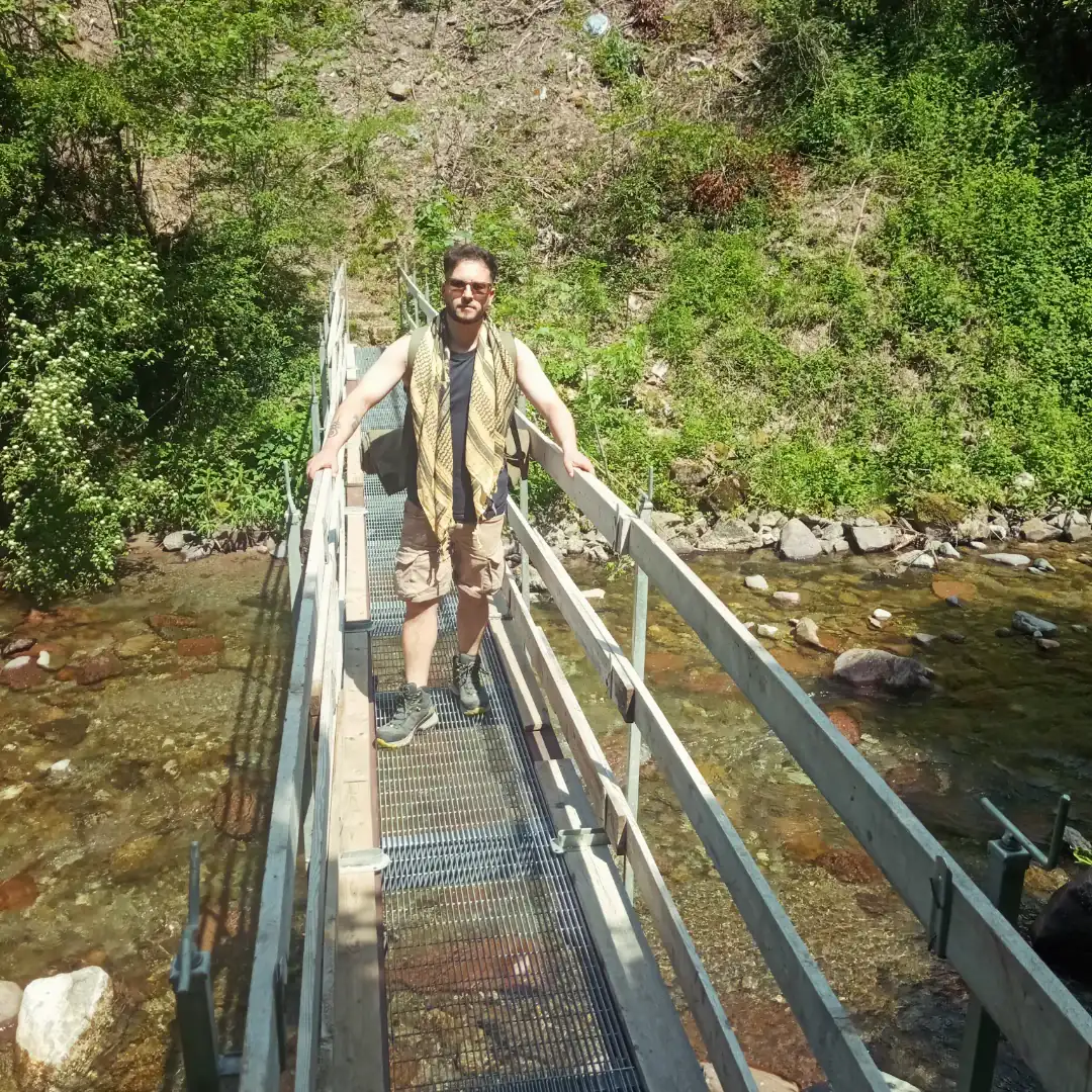 Allievo su una passerella sopra il torrente