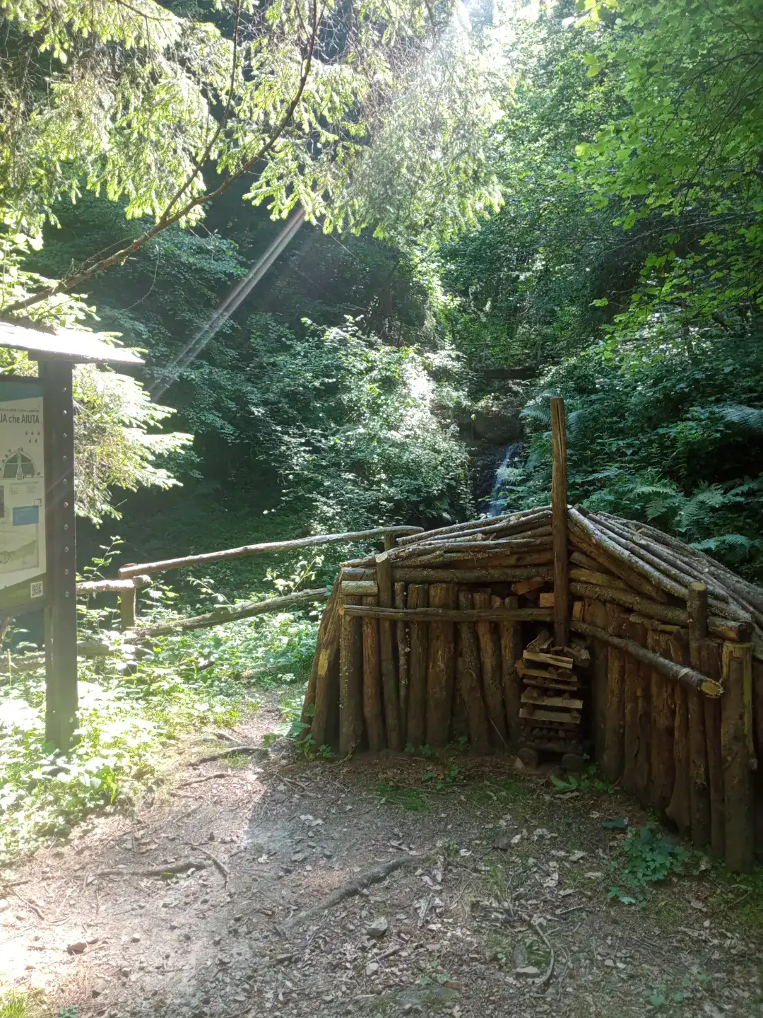 Riparo in tronchi costruito al Campo del Brigante