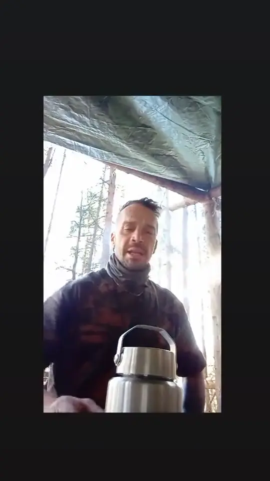 Fotogramma dal video del Brigante: La borraccia da appendere sul fuoco