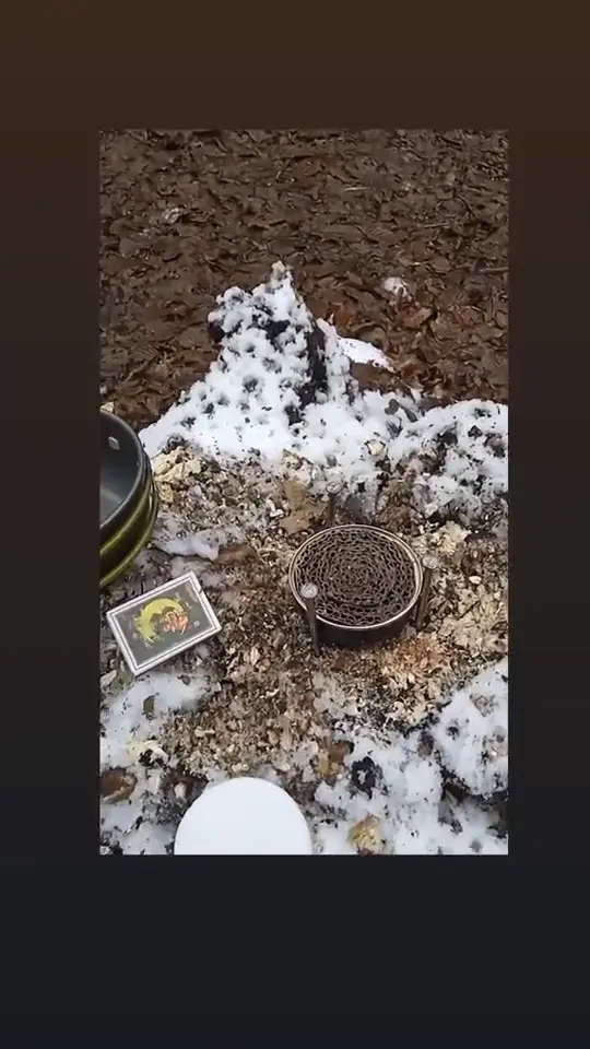 Fotogramma dal video del Brigante: Fornello a cera nella scatoletta