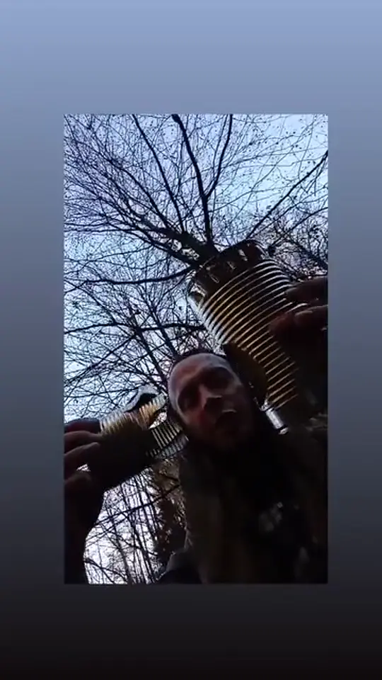Fotogramma dal video del Brigante: Fornello con due barattoli