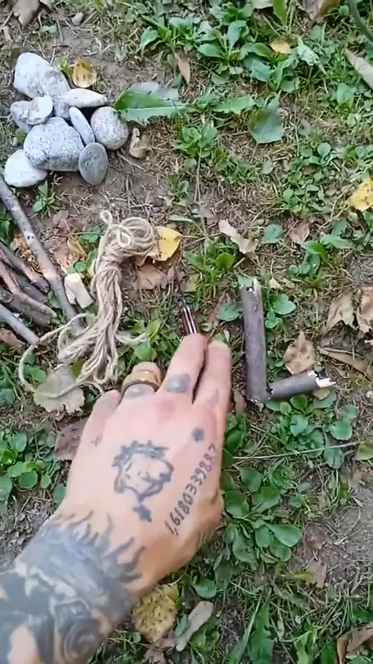 Fotogramma dal video del Brigante: Un riparo con i materiali del bosco